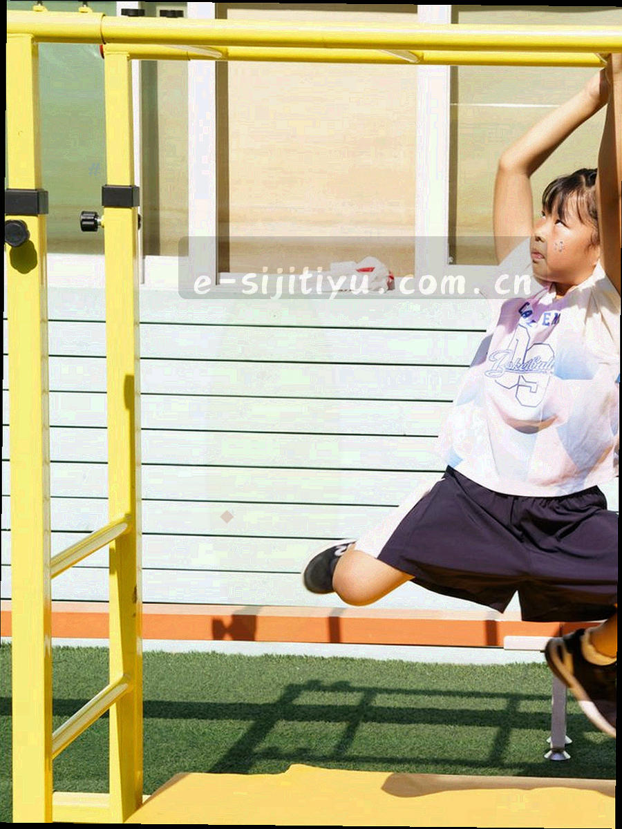 手机屏幕显示设备自助校验的步骤编号与状态指示灯，界面为抽象示意，不含真实账号信息
